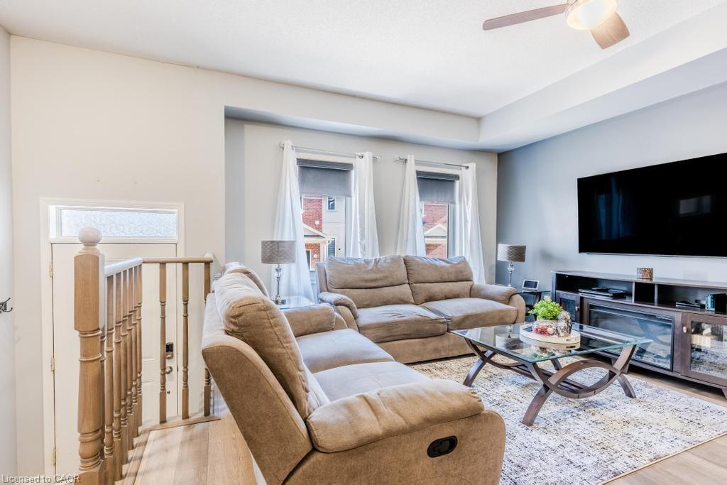 4 Dunsley Way, Whitby, ON - Indoor Photo Showing Living Room