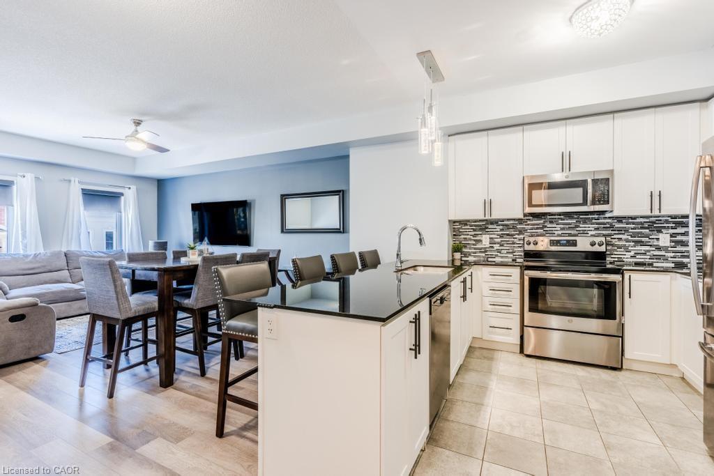 4 Dunsley Way, Whitby, ON - Indoor Photo Showing Kitchen With Upgraded Kitchen
