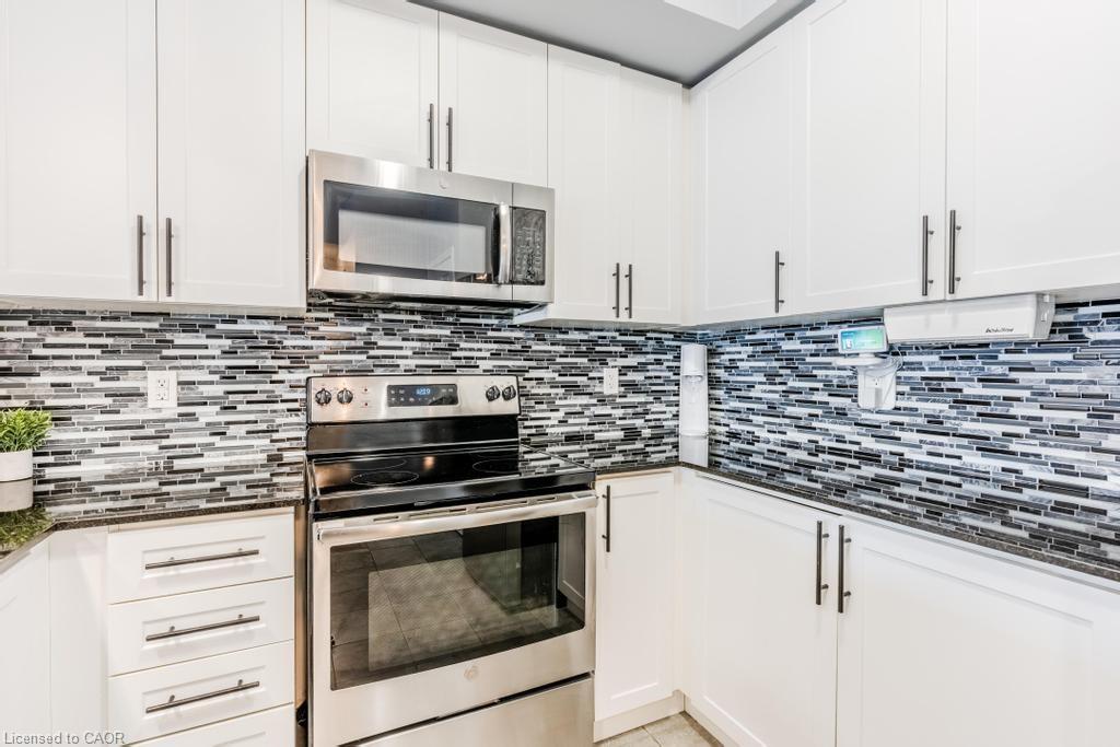 4 Dunsley Way, Whitby, ON - Indoor Photo Showing Kitchen With Upgraded Kitchen
