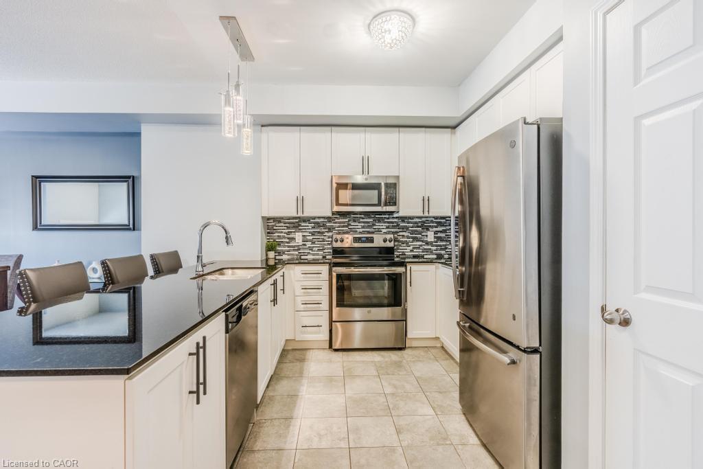 4 Dunsley Way, Whitby, ON - Indoor Photo Showing Kitchen With Upgraded Kitchen