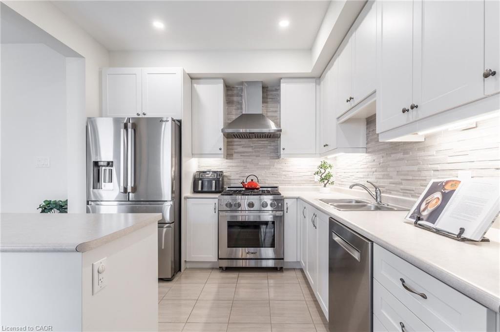 41 Foothills Lane, Stoney Creek, ON - Indoor Photo Showing Kitchen With Double Sink With Upgraded Kitchen