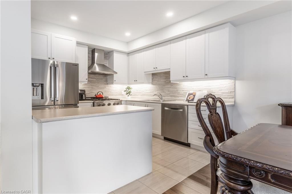 41 Foothills Lane, Stoney Creek, ON - Indoor Photo Showing Kitchen With Upgraded Kitchen