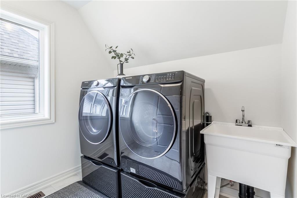 41 Foothills Lane, Stoney Creek, ON - Indoor Photo Showing Laundry Room