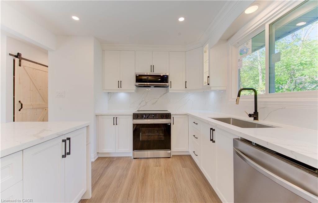 90 Culpepper Drive, Waterloo, ON - Indoor Photo Showing Kitchen With Upgraded Kitchen