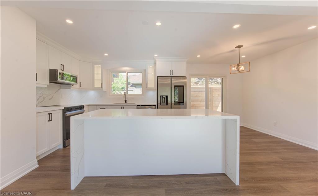 90 Culpepper Drive, Waterloo, ON - Indoor Photo Showing Kitchen With Upgraded Kitchen