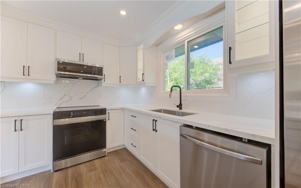 90 Culpepper Drive, Waterloo, ON - Indoor Photo Showing Kitchen