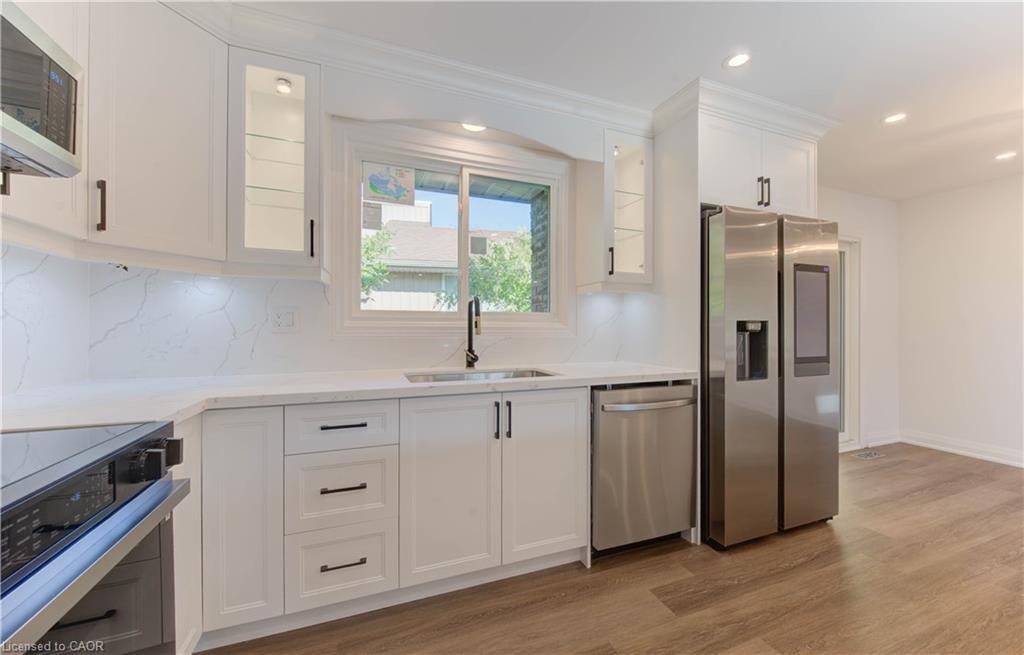 90 Culpepper Drive, Waterloo, ON - Indoor Photo Showing Kitchen With Upgraded Kitchen
