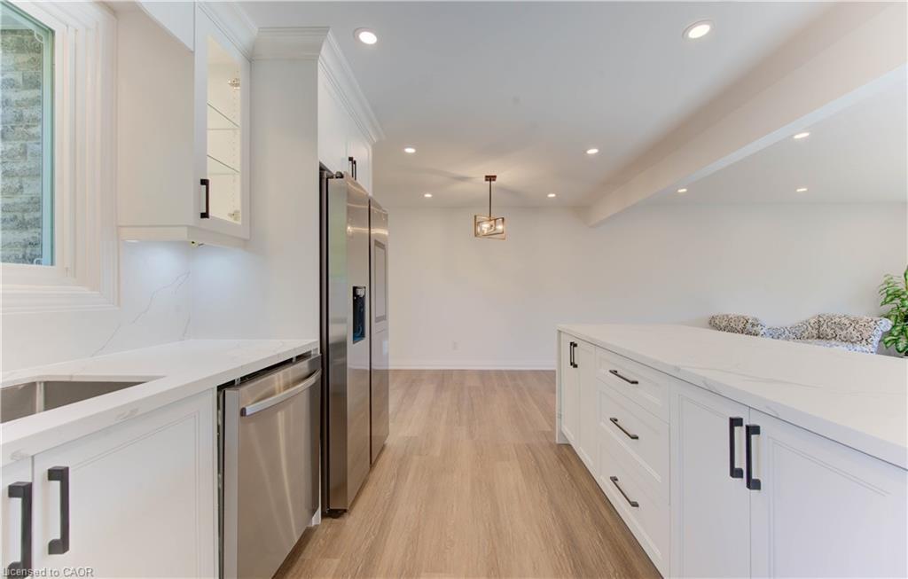 90 Culpepper Drive, Waterloo, ON - Indoor Photo Showing Kitchen With Upgraded Kitchen