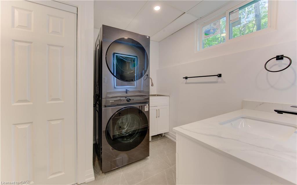 90 Culpepper Drive, Waterloo, ON - Indoor Photo Showing Laundry Room