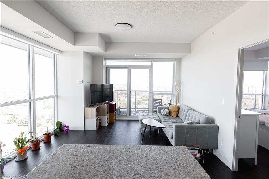 1804-2093 Fairview Street, Burlington, ON - Indoor Photo Showing Living Room