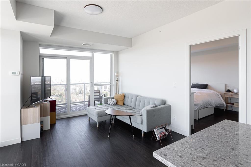 1804-2093 Fairview Street, Burlington, ON - Indoor Photo Showing Living Room