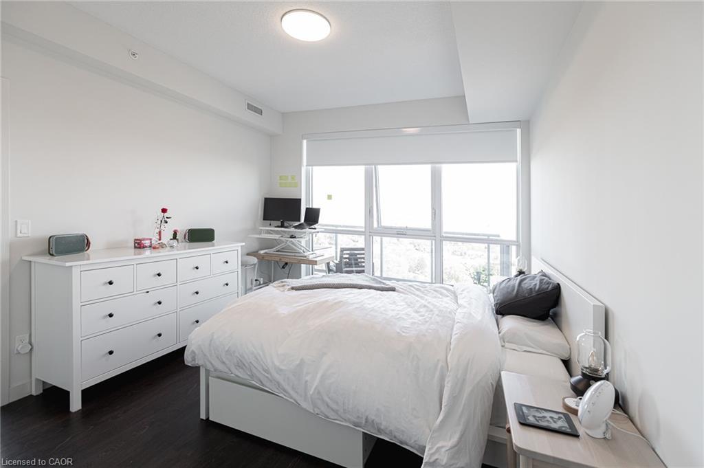 1804-2093 Fairview Street, Burlington, ON - Indoor Photo Showing Bedroom