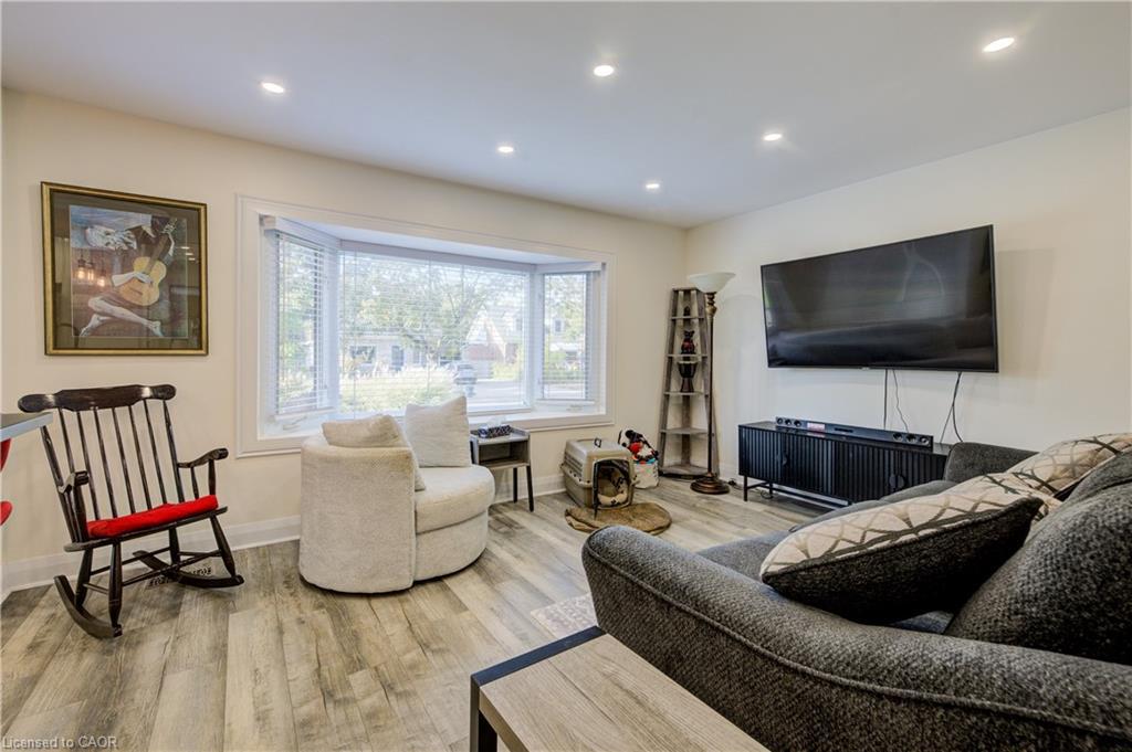 129 Talbot Street, Kitchener, ON - Indoor Photo Showing Living Room