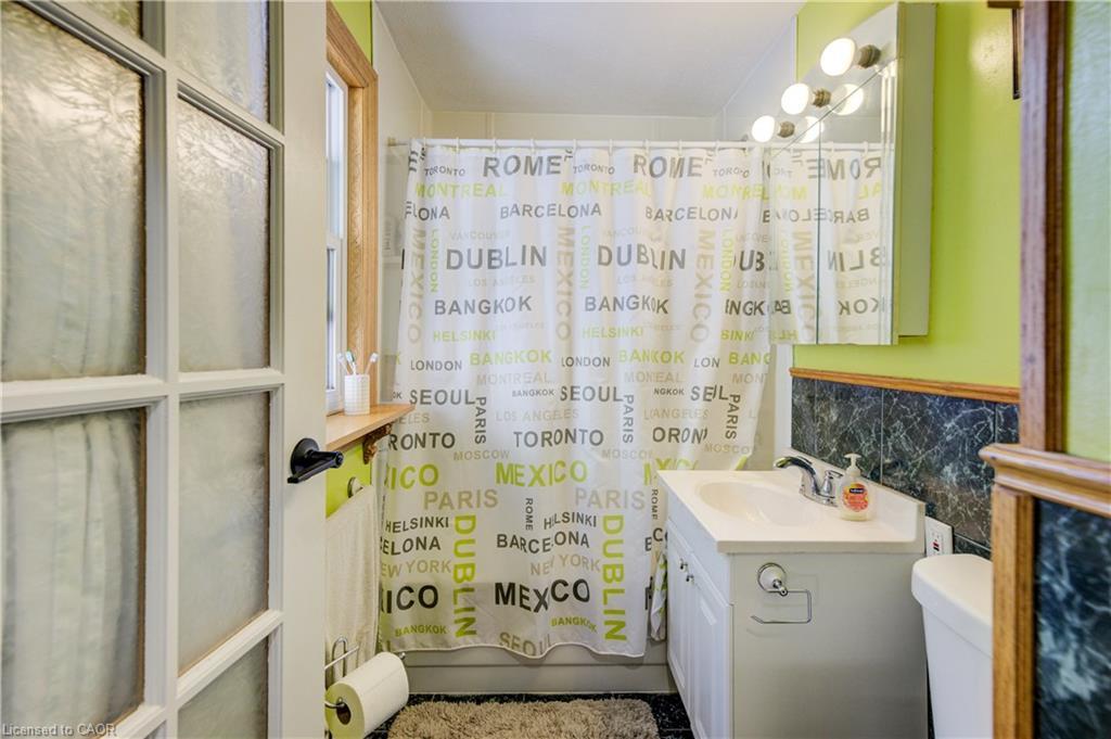 129 Talbot Street, Kitchener, ON - Indoor Photo Showing Bathroom