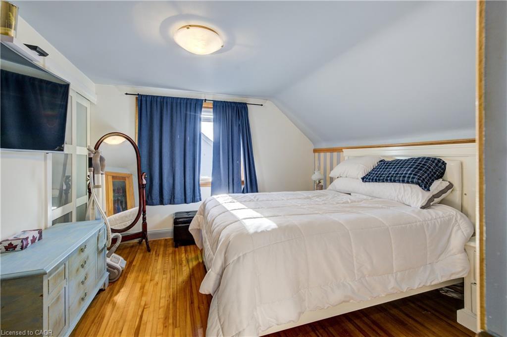 129 Talbot Street, Kitchener, ON - Indoor Photo Showing Bedroom
