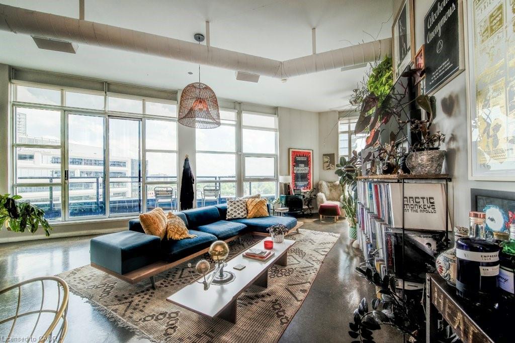 608-404 King Street W, Kitchener, ON - Indoor Photo Showing Living Room