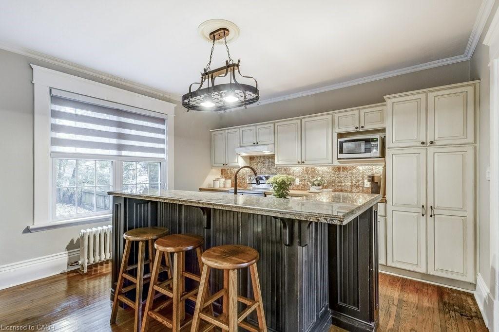 23 Abigail Avenue, Brantford, ON - Indoor Photo Showing Kitchen With Upgraded Kitchen