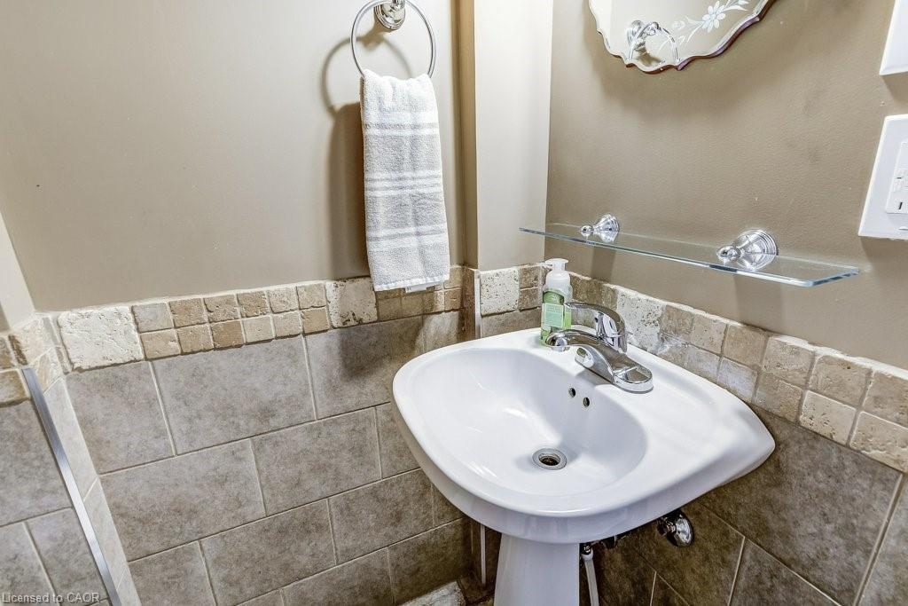 23 Abigail Avenue, Brantford, ON - Indoor Photo Showing Bathroom