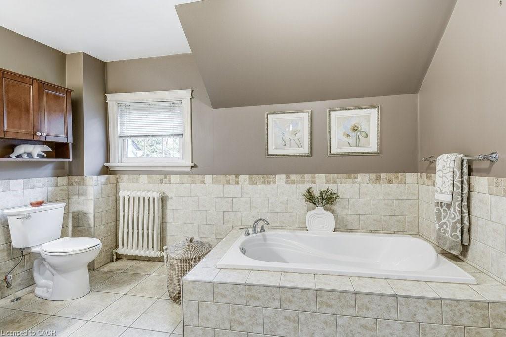 23 Abigail Avenue, Brantford, ON - Indoor Photo Showing Bathroom