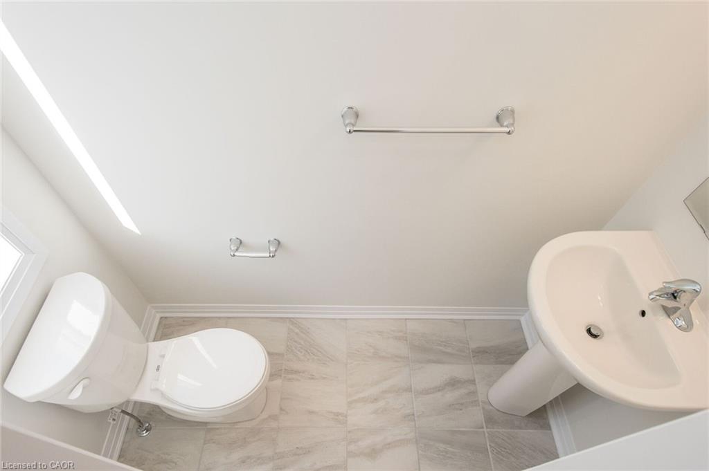 C036-25 Isherwood Avenue, Cambridge, ON - Indoor Photo Showing Bathroom