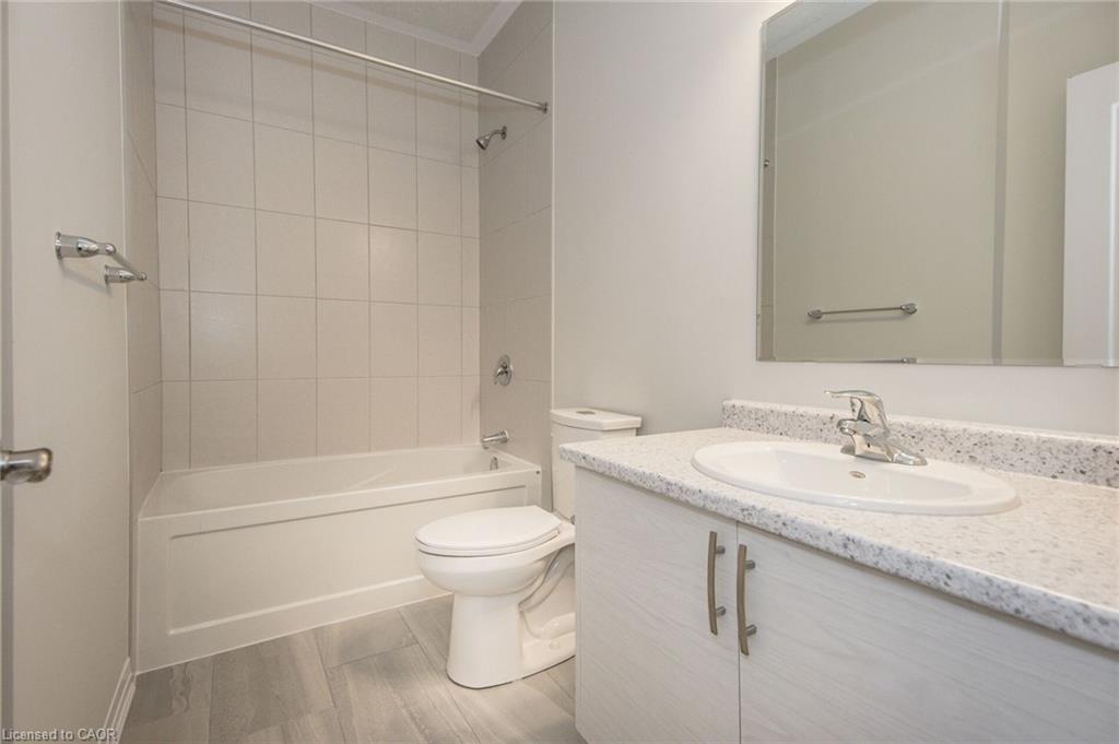 C036-25 Isherwood Avenue, Cambridge, ON - Indoor Photo Showing Bathroom