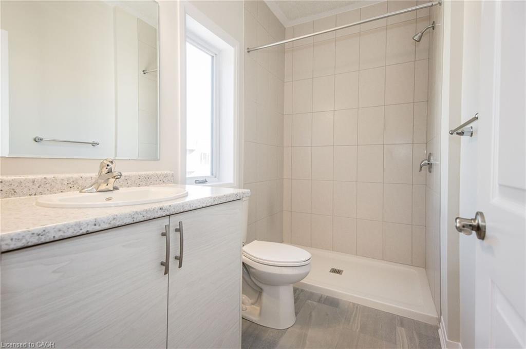 C036-25 Isherwood Avenue, Cambridge, ON - Indoor Photo Showing Bathroom