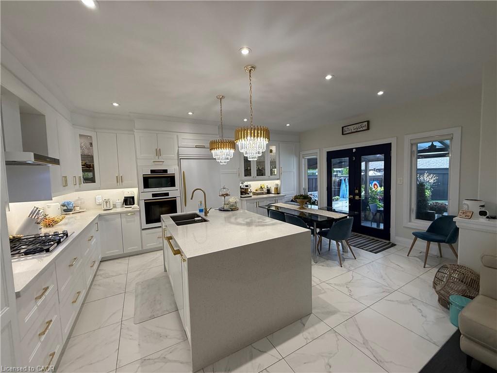 11 Donatello Court, Hamilton, ON - Indoor Photo Showing Kitchen With Upgraded Kitchen