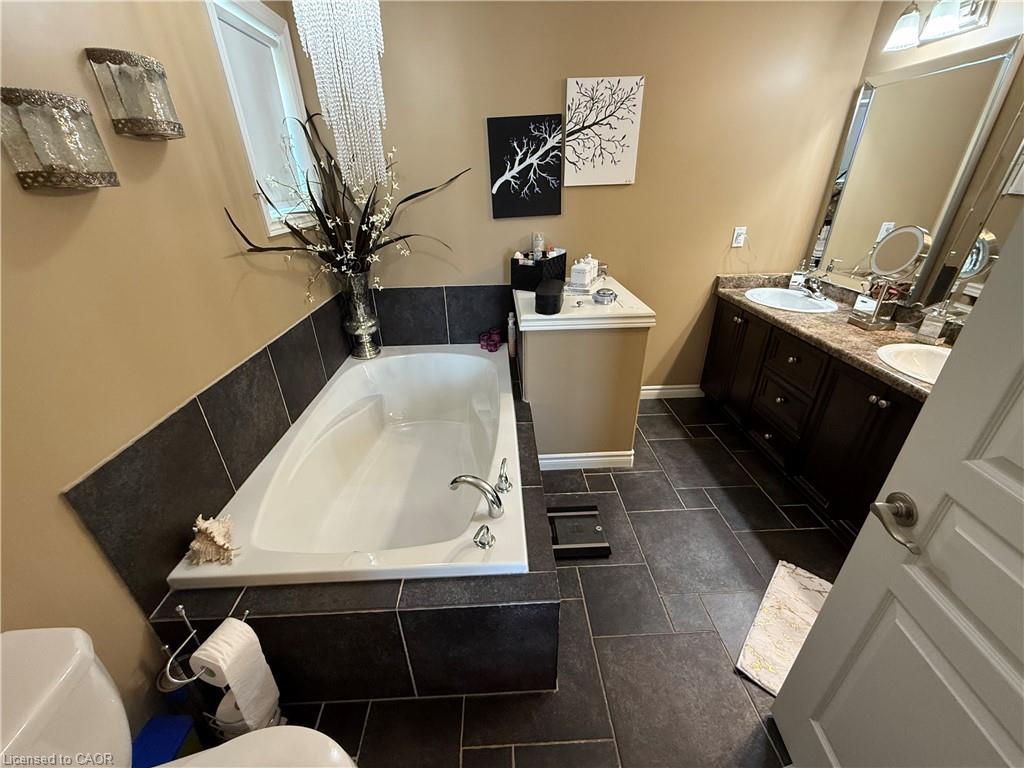 11 Donatello Court, Hamilton, ON - Indoor Photo Showing Bathroom