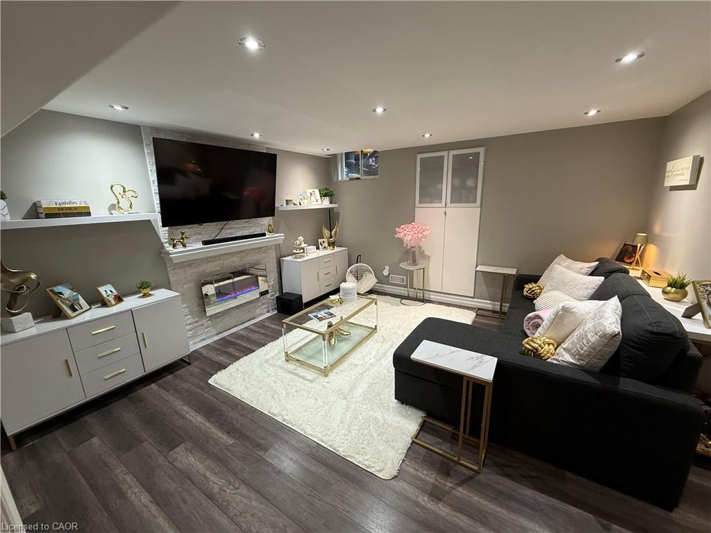11 Donatello Court, Hamilton, ON - Indoor Photo Showing Living Room