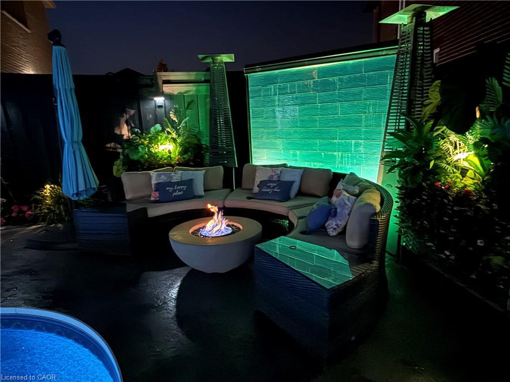 11 Donatello Court, Hamilton, ON - Outdoor