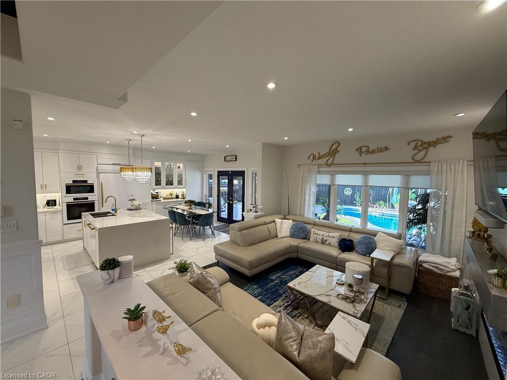 11 Donatello Court, Hamilton, ON - Indoor Photo Showing Living Room