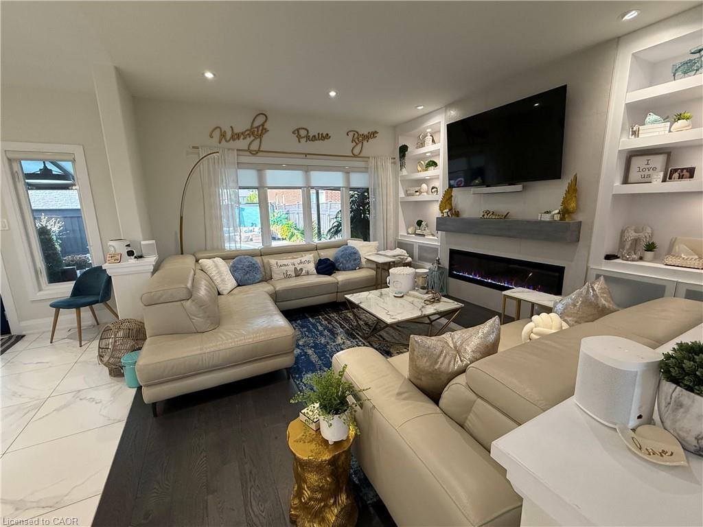 11 Donatello Court, Hamilton, ON - Indoor Photo Showing Living Room With Fireplace