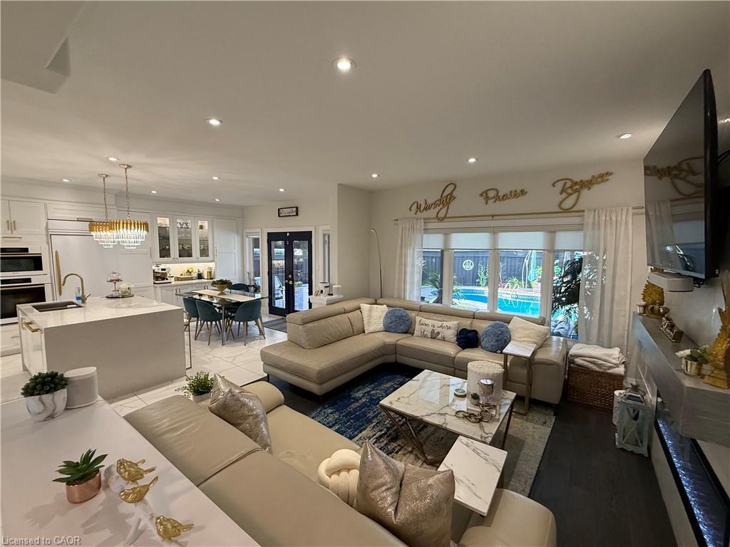 11 Donatello Court, Hamilton, ON - Indoor Photo Showing Other Room