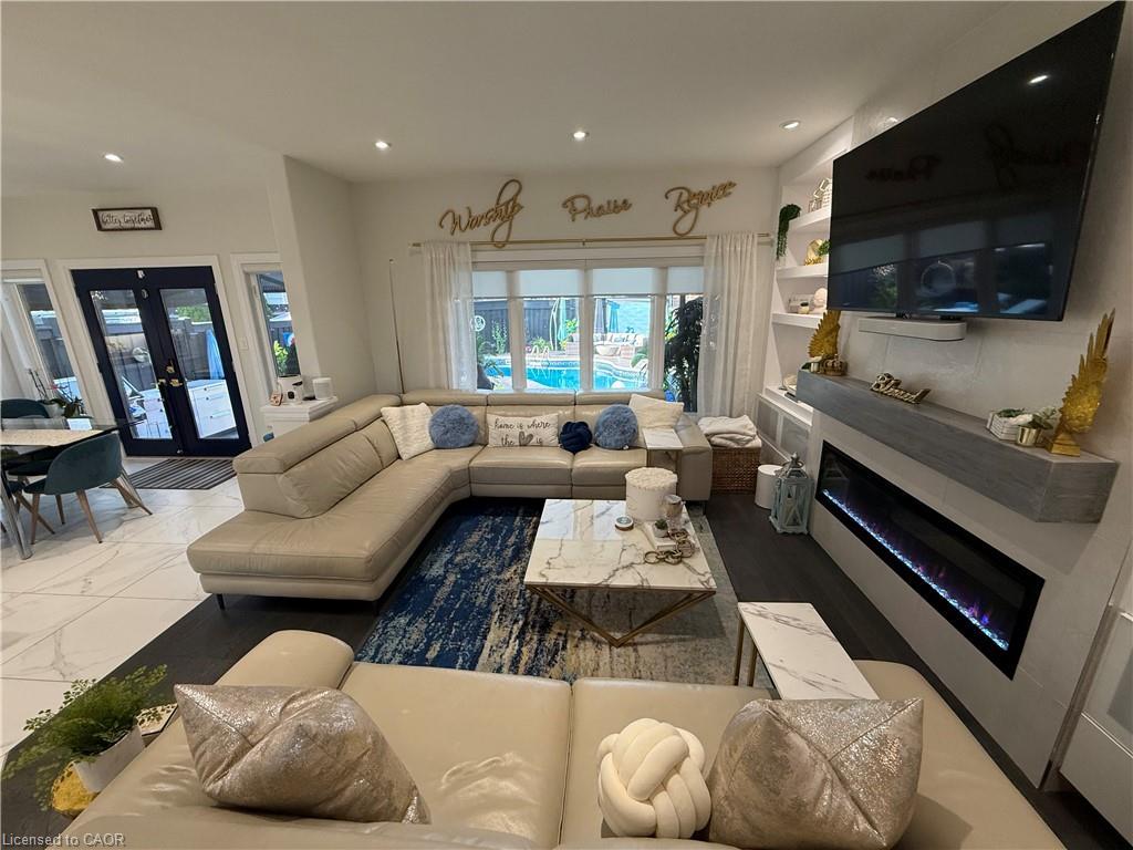 11 Donatello Court, Hamilton, ON - Indoor Photo Showing Living Room
