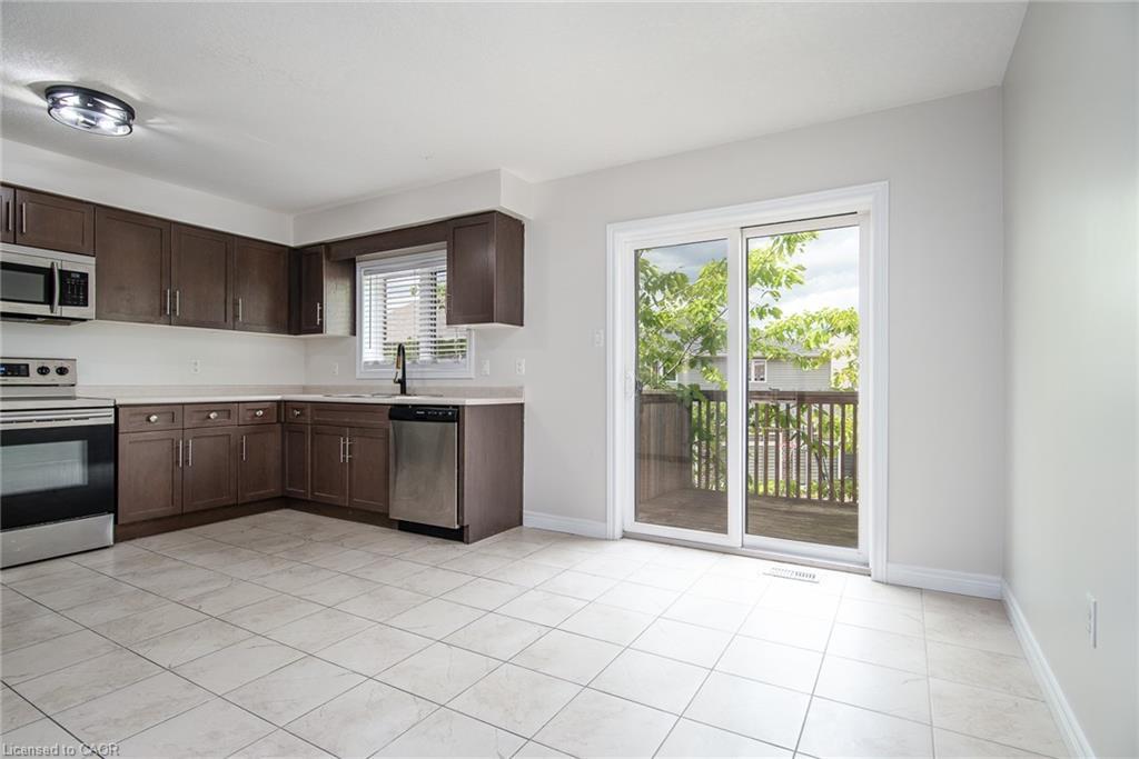 J-3-70 Willowrun Drive, Kitchener, ON - Indoor Photo Showing Kitchen