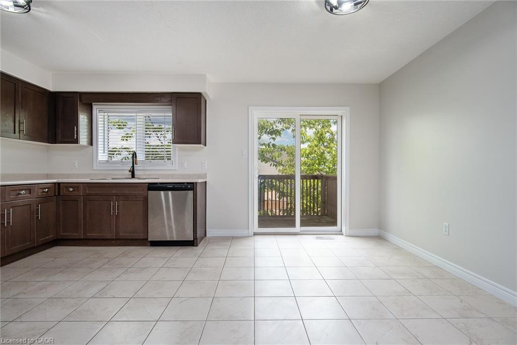 J-3-70 Willowrun Drive, Kitchener, ON - Indoor Photo Showing Kitchen