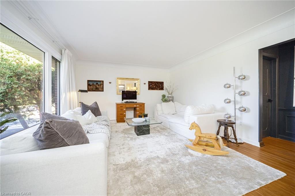 115 Welbourn Drive, Hamilton, ON - Indoor Photo Showing Living Room
