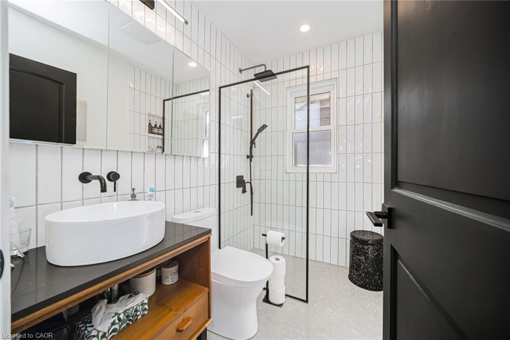 115 Welbourn Drive, Hamilton, ON - Indoor Photo Showing Bathroom