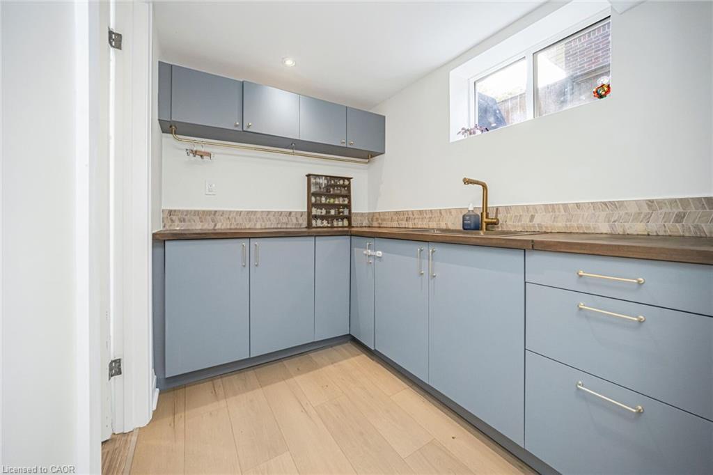 115 Welbourn Drive, Hamilton, ON - Indoor Photo Showing Kitchen