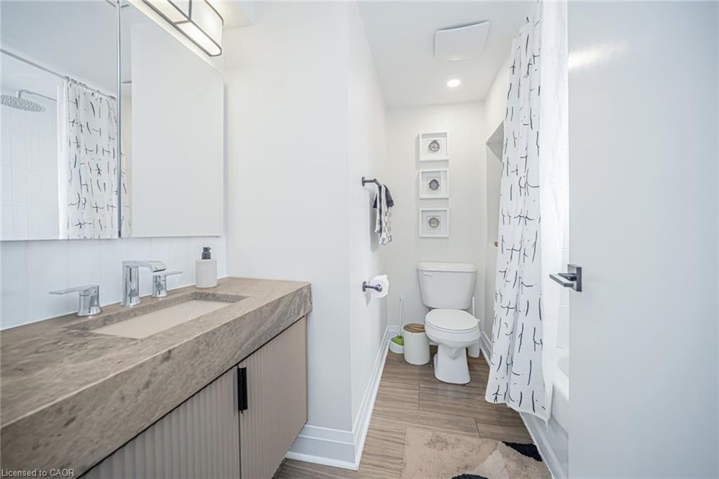 115 Welbourn Drive, Hamilton, ON - Indoor Photo Showing Bathroom