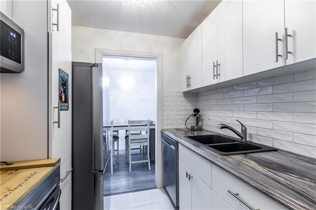 3-136 Conway Drive, London, ON - Indoor Photo Showing Kitchen With Double Sink With Upgraded Kitchen