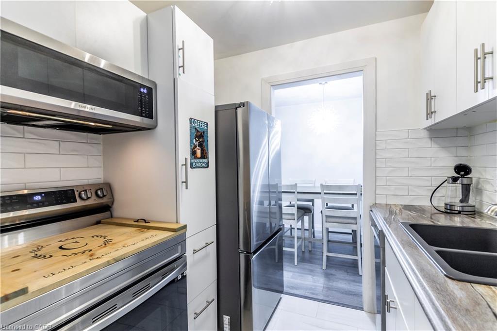 3-136 Conway Drive, London, ON - Indoor Photo Showing Kitchen With Double Sink With Upgraded Kitchen