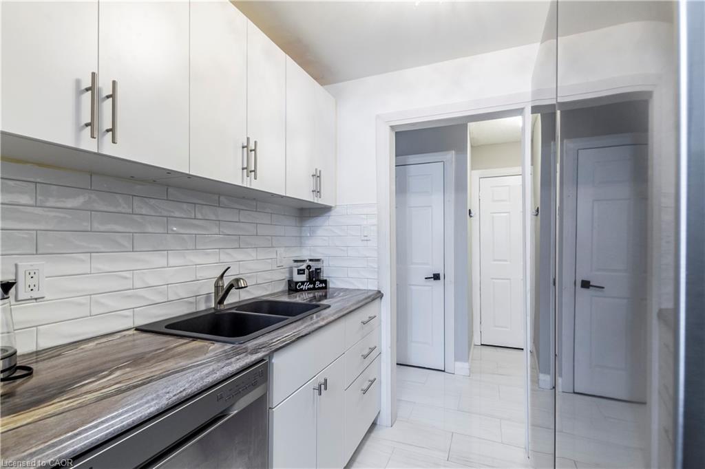 3-136 Conway Drive, London, ON - Indoor Photo Showing Kitchen With Double Sink