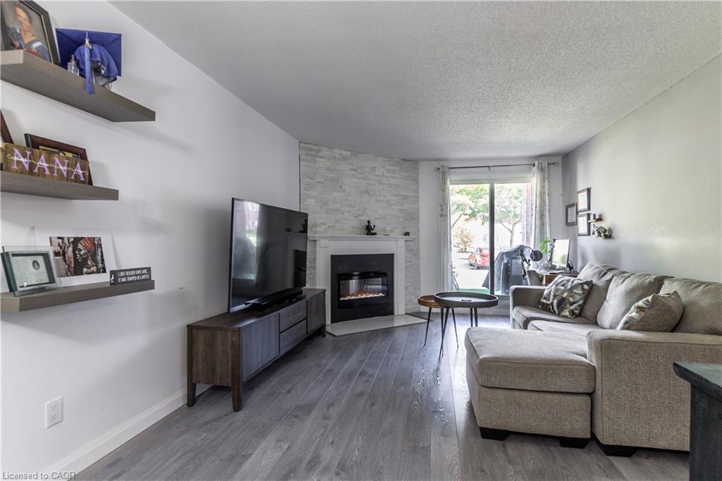 3-136 Conway Drive, London, ON - Indoor Photo Showing Living Room With Fireplace