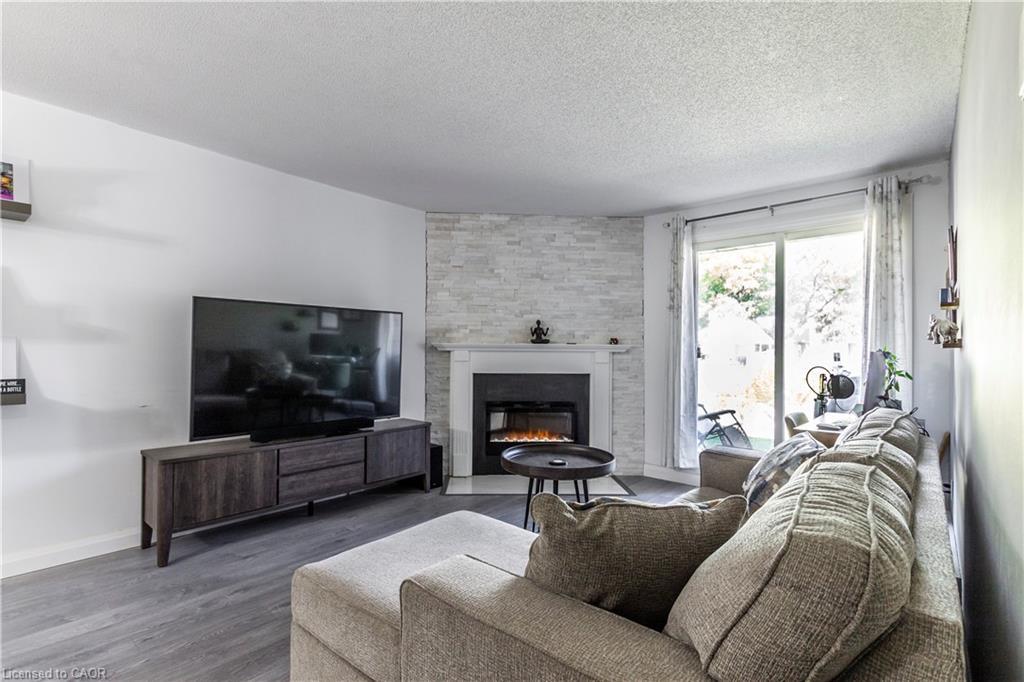 3-136 Conway Drive, London, ON - Indoor Photo Showing Living Room With Fireplace