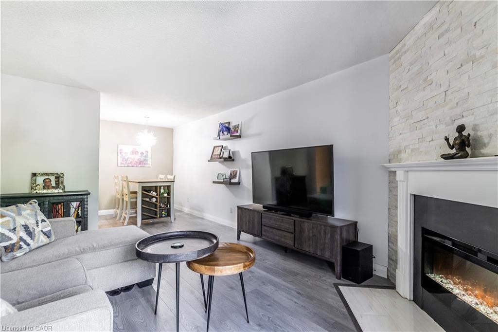 3-136 Conway Drive, London, ON - Indoor Photo Showing Living Room With Fireplace