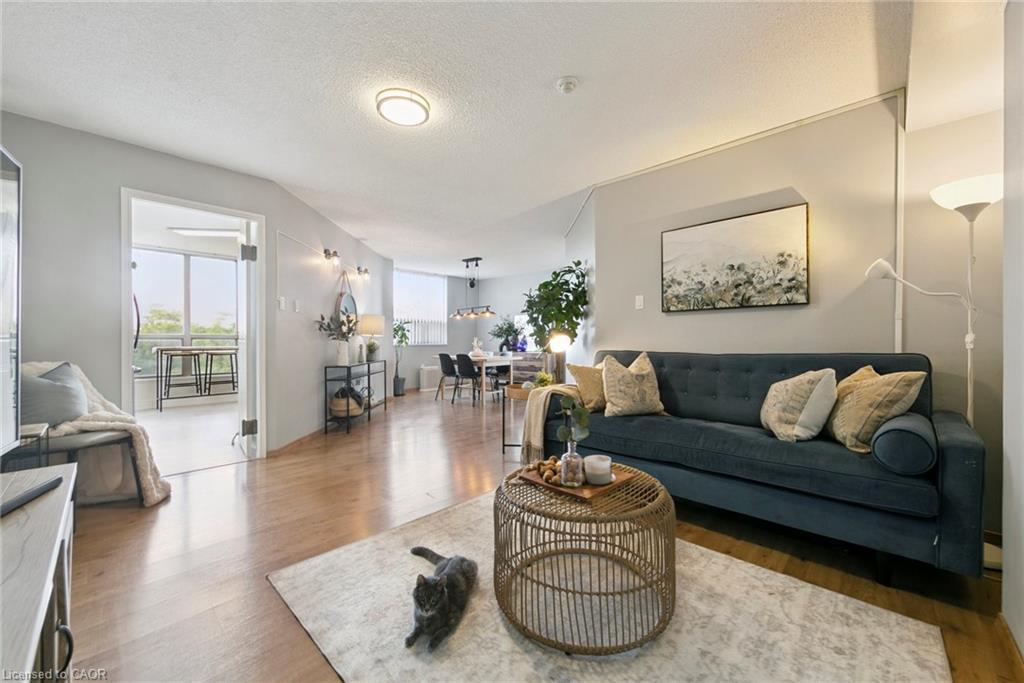 1110 Walden Circle, Mississauga, ON - Indoor Photo Showing Living Room