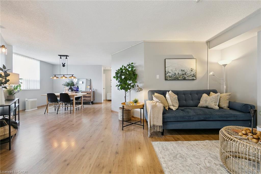 1110 Walden Circle, Mississauga, ON - Indoor Photo Showing Living Room