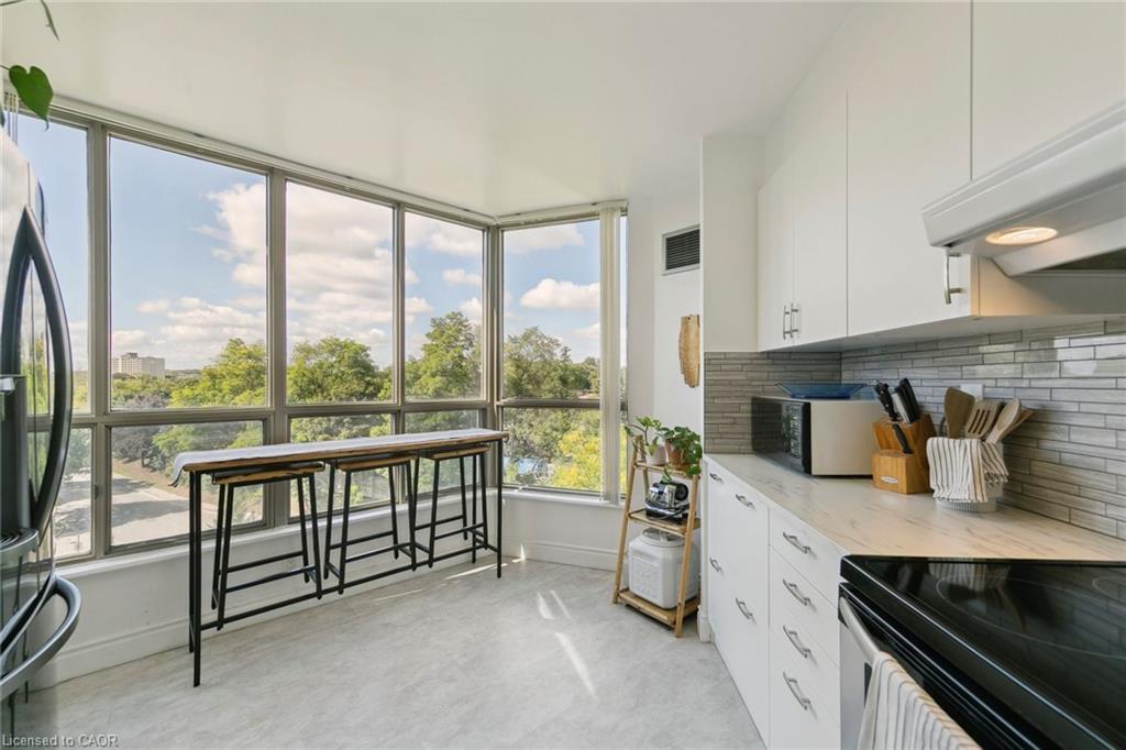 1110 Walden Circle, Mississauga, ON - Indoor Photo Showing Kitchen