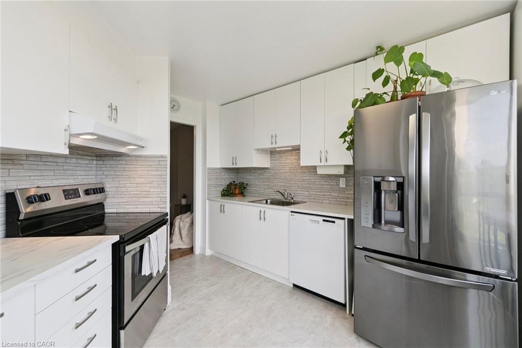 1110 Walden Circle, Mississauga, ON - Indoor Photo Showing Kitchen With Upgraded Kitchen